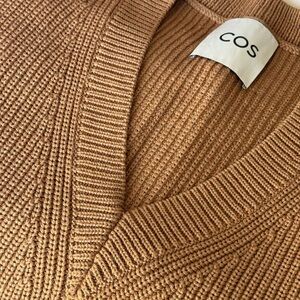 COS Open Side V-neck Sweater Vest Knitted Ribbed Camel / Tan Color